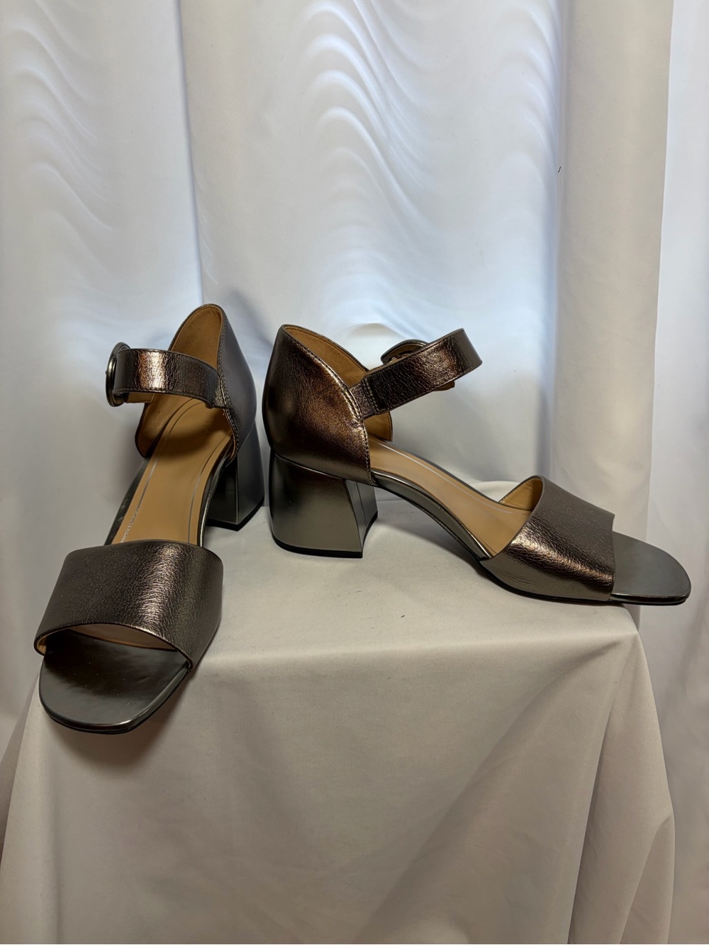 NWOT VIONIC Chardonnay Heeled Sandals in Gold Metal Leather size 12